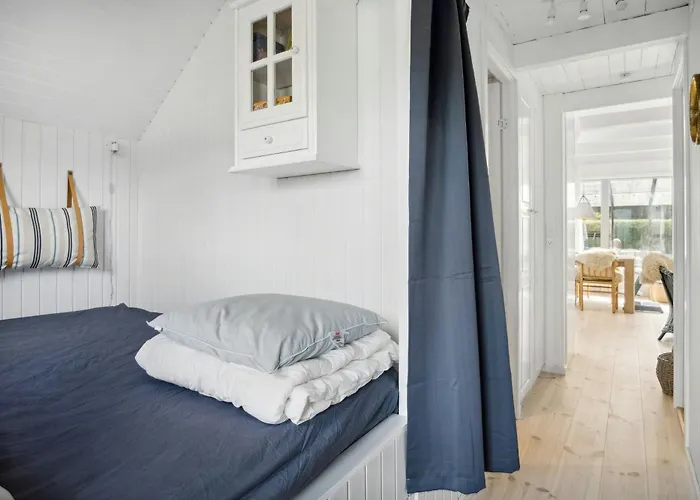 Semesterbostad Cozy Summer House Close To The